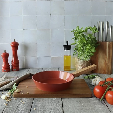 Poêle Ector Induction Aluminium Revêtu Manche En Bois 20 Cm Rouge 7 Poêle Ector Induction Aluminium Revêtu Manche En Bois 20 Cm Rouge – Image 5