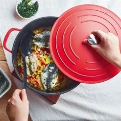 Cocotte Légère Ronde En Fonte D’aluminium 28 Cm 6,7 L Rouge -de Buyer Soldes Magasin 203007 1 3 Cocotte legere ronde en fonte d aluminium 28 cm 6 7 L rouge Mathon