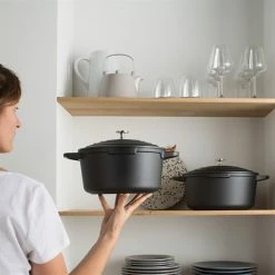 Lot Cocotte Légère Ronde En Fonte D'aluminium 20 Cm Coloris Noir Et Deux Maniques Silicone -de Buyer Soldes Magasin 209010 2 2 Lot cocotte legere ronde en fonte d aluminium 20 cm coloris noir et deux maniques silicone Mathon