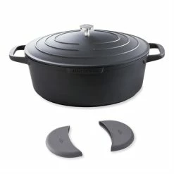 Lot Cocotte Légère Ovale En Fonte D'aluminium 32 Cm Coloris Noir Et Deux Maniques Silicone