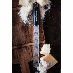 Microplane Râpe Zesteur Premium Classic Noire -de Buyer Soldes Magasin 47071 1 1 Rape zesteur Premium Classic noire Microplane