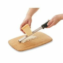 Microplane Râpe Zesteur Premium Classic Noire -de Buyer Soldes Magasin 47071 4 1 Rape zesteur Premium Classic noire Microplane