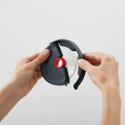 Joseph Joseph Roulette à Pizza Ergonomique Avec Lame Inox 10 Joseph Joseph Roulette à Pizza Ergonomique Avec Lame Inox -de Buyer Soldes Magasin 670083 3 1 Roulette a pizza ergonomique avec lame inox Joseph Joseph