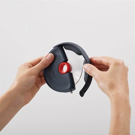 Joseph Joseph Roulette à Pizza Ergonomique Avec Lame Inox 6 Joseph Joseph Roulette à Pizza Ergonomique Avec Lame Inox – Image 4